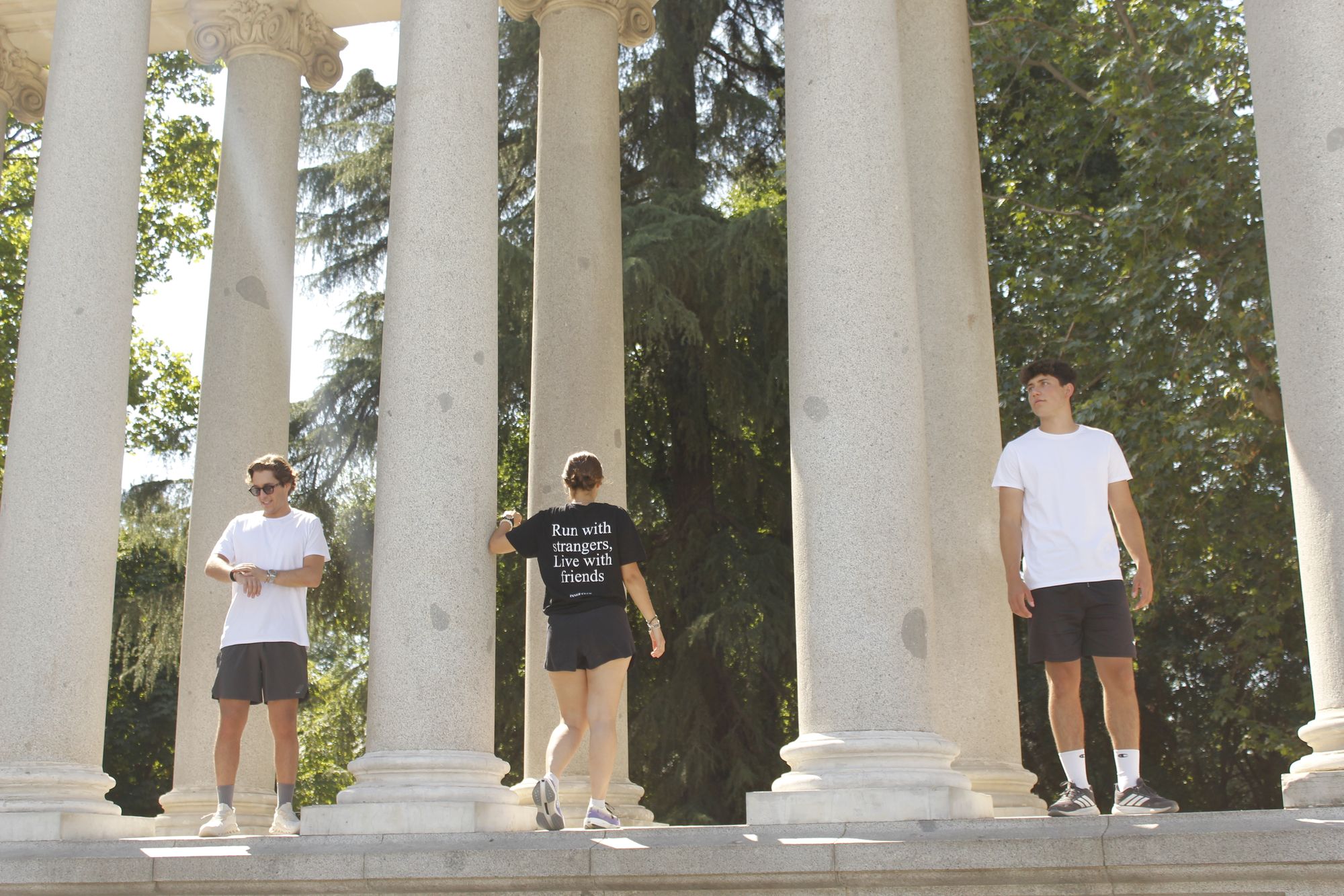 Miembros de Inner Club en la columnata del Retiro