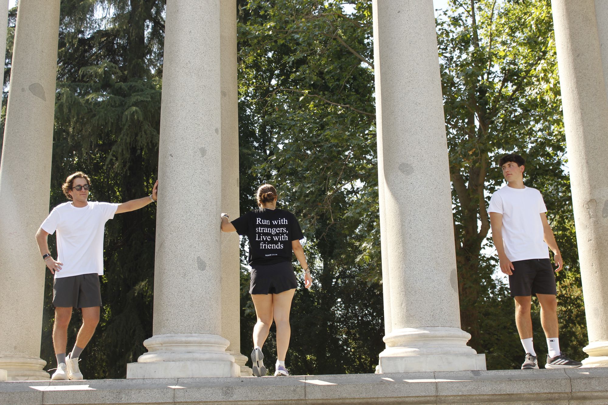 Miembro de Inner Club apoyado en una columna del templete del Retiro