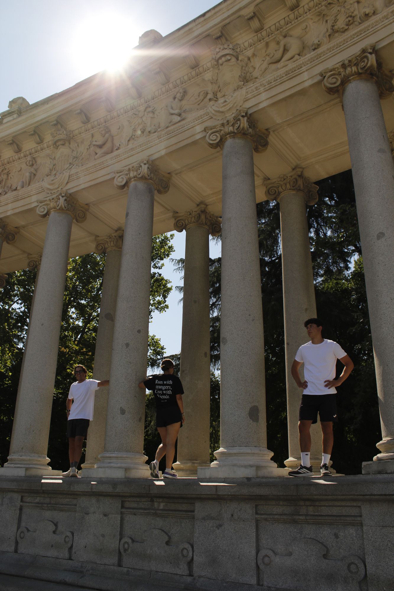 Miembro de Inner Club en la columnata del Retiro a contraluz con destello de sol