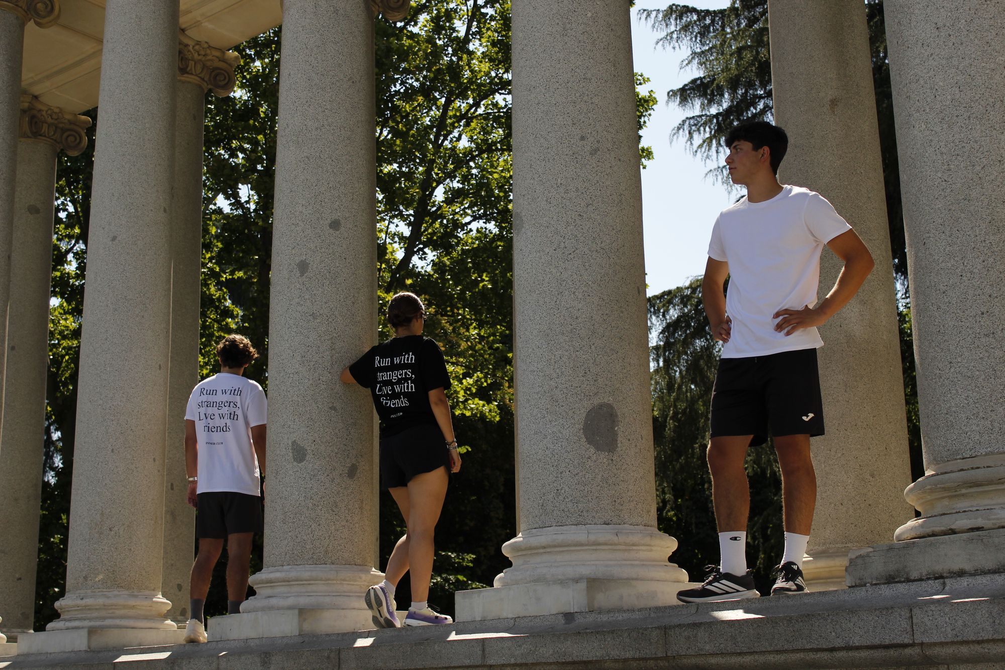 Grupo de Inner Club conversando en la columnata del Retiro