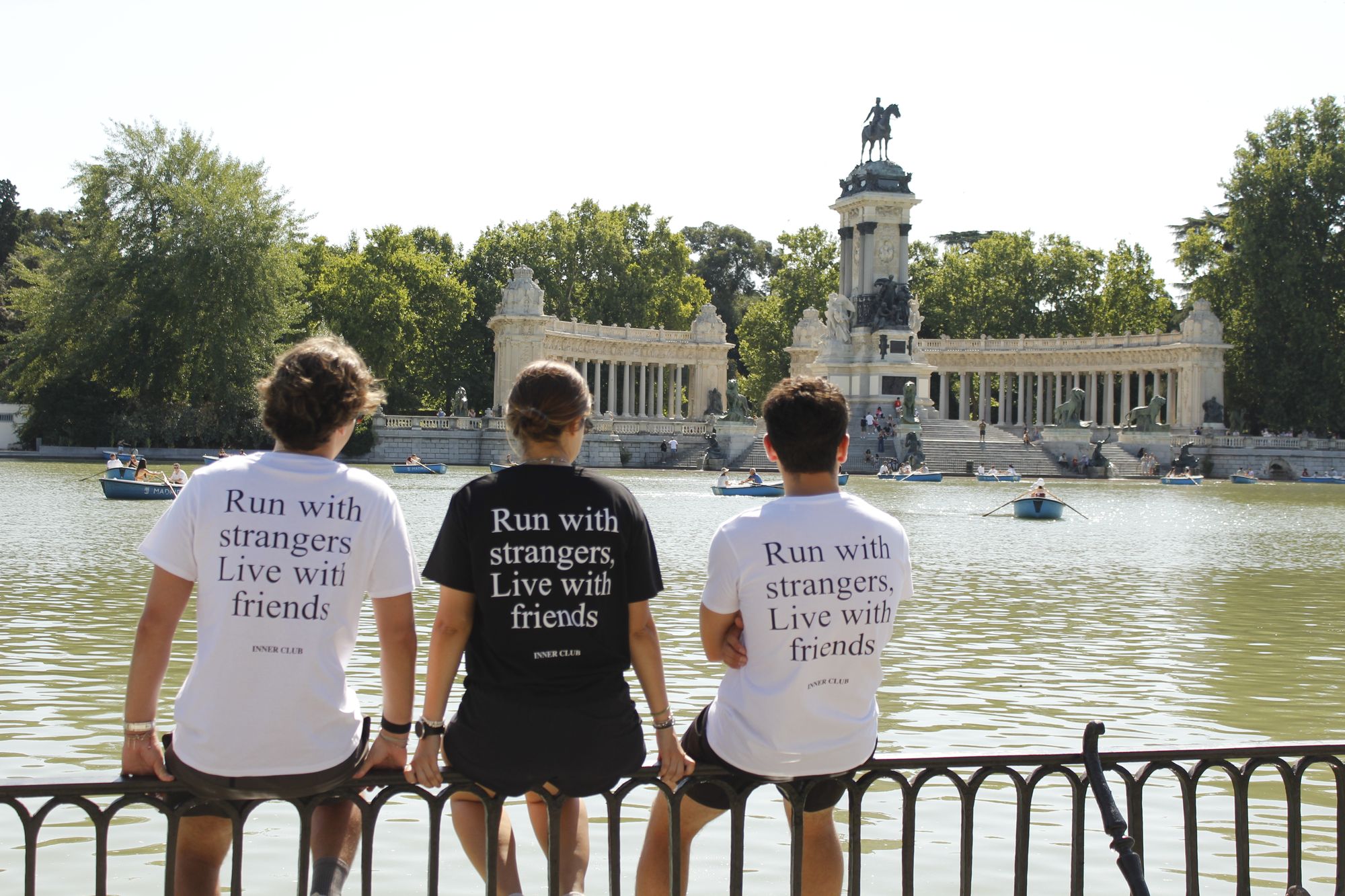 Grupo de Inner Club frente al Monumento a Alfonso XII en el Retiro