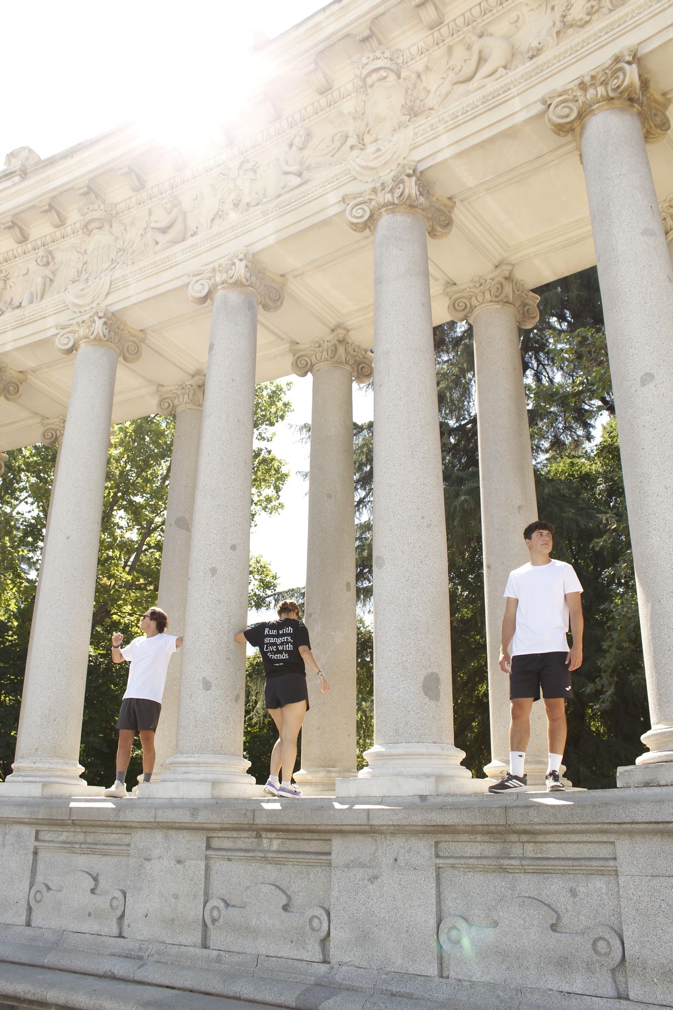 Miembro de Inner Club en la columnata del Retiro a contraluz
