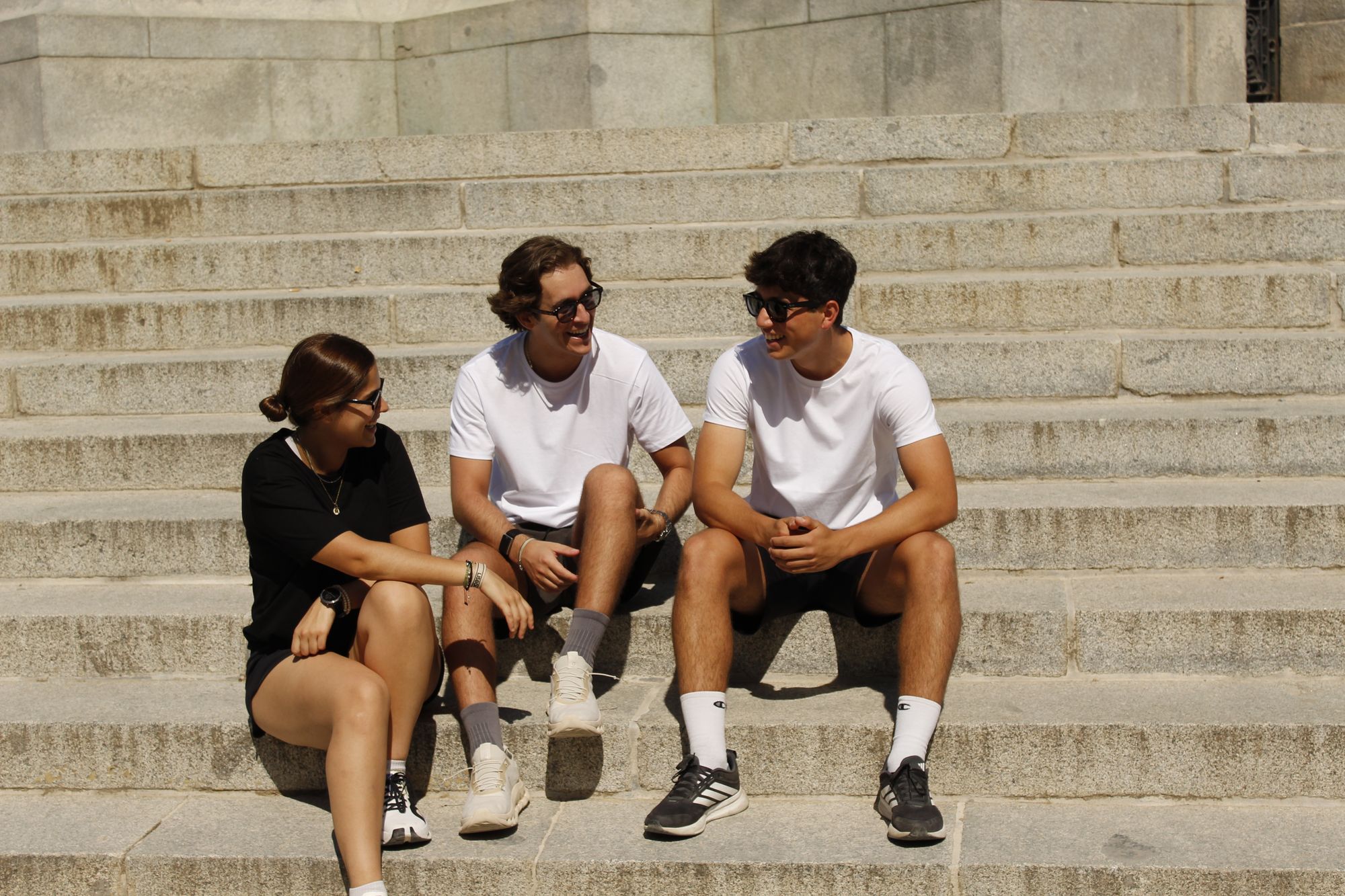 Grupo de Inner Club charlando sentados en las escaleras del Retiro