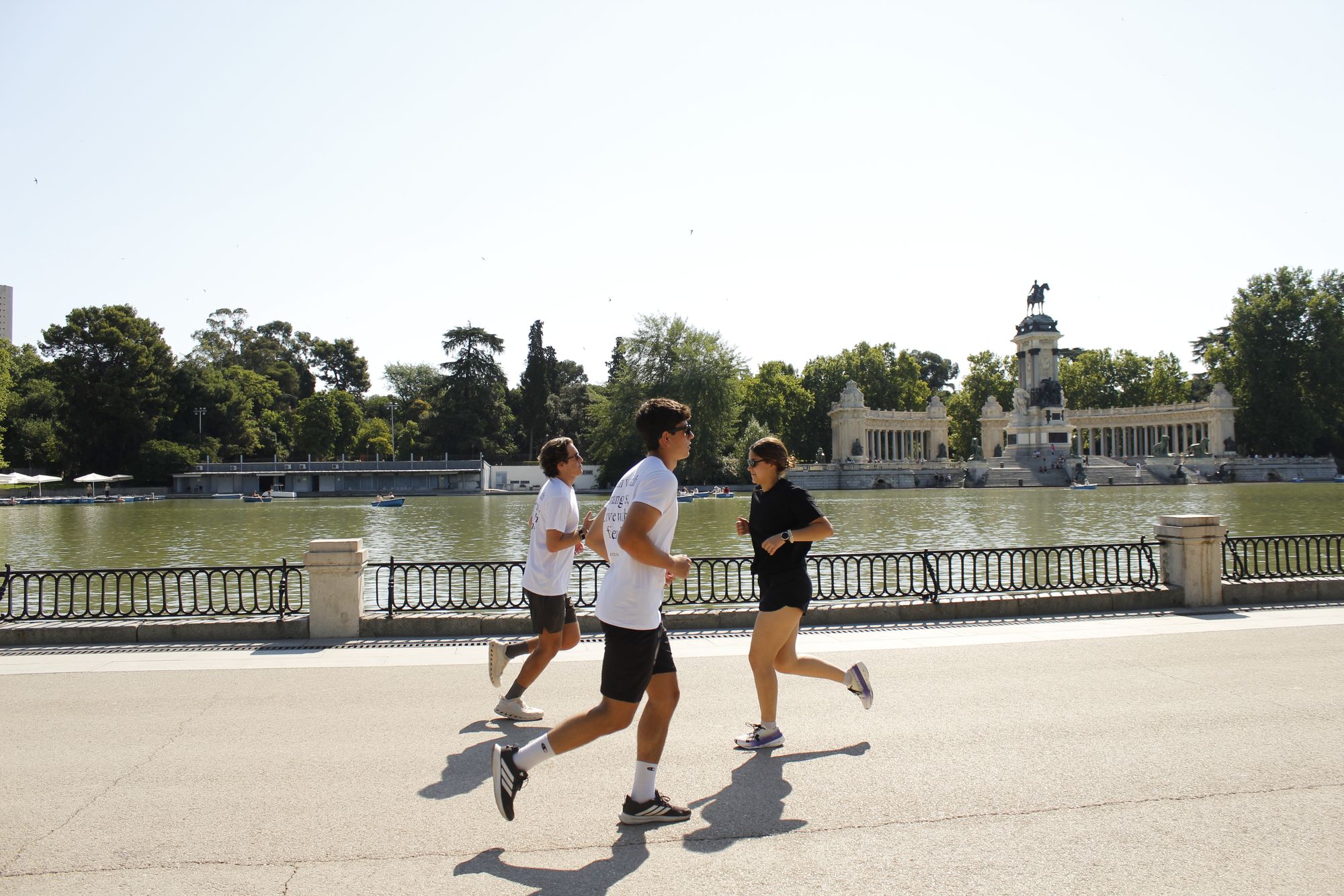Corredores de Inner Club en movimiento por el Retiro