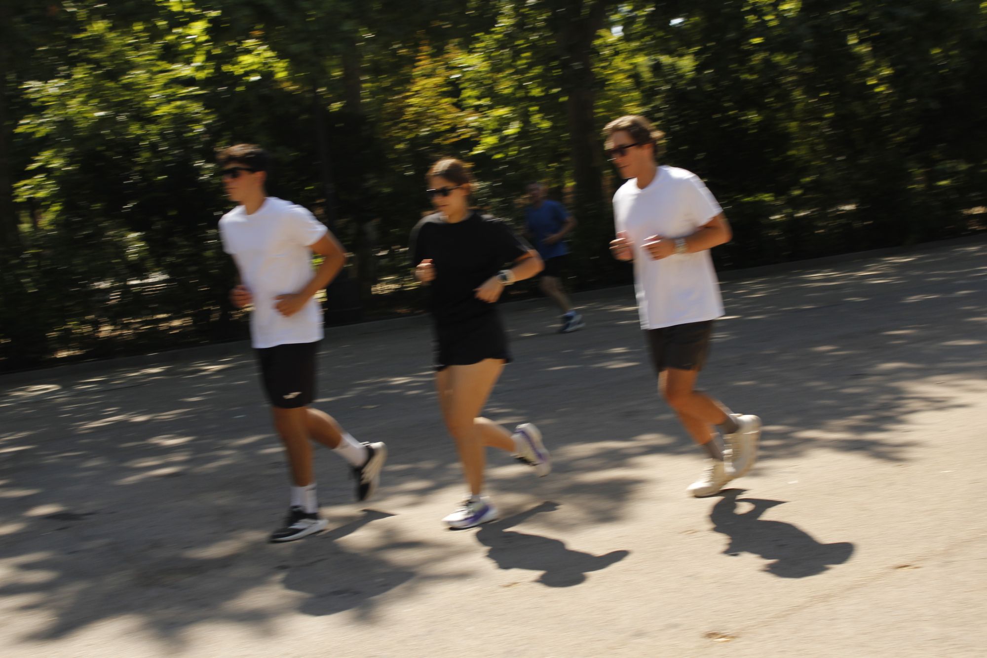 Grupo de Inner Club corriendo entre los árboles del Retiro
