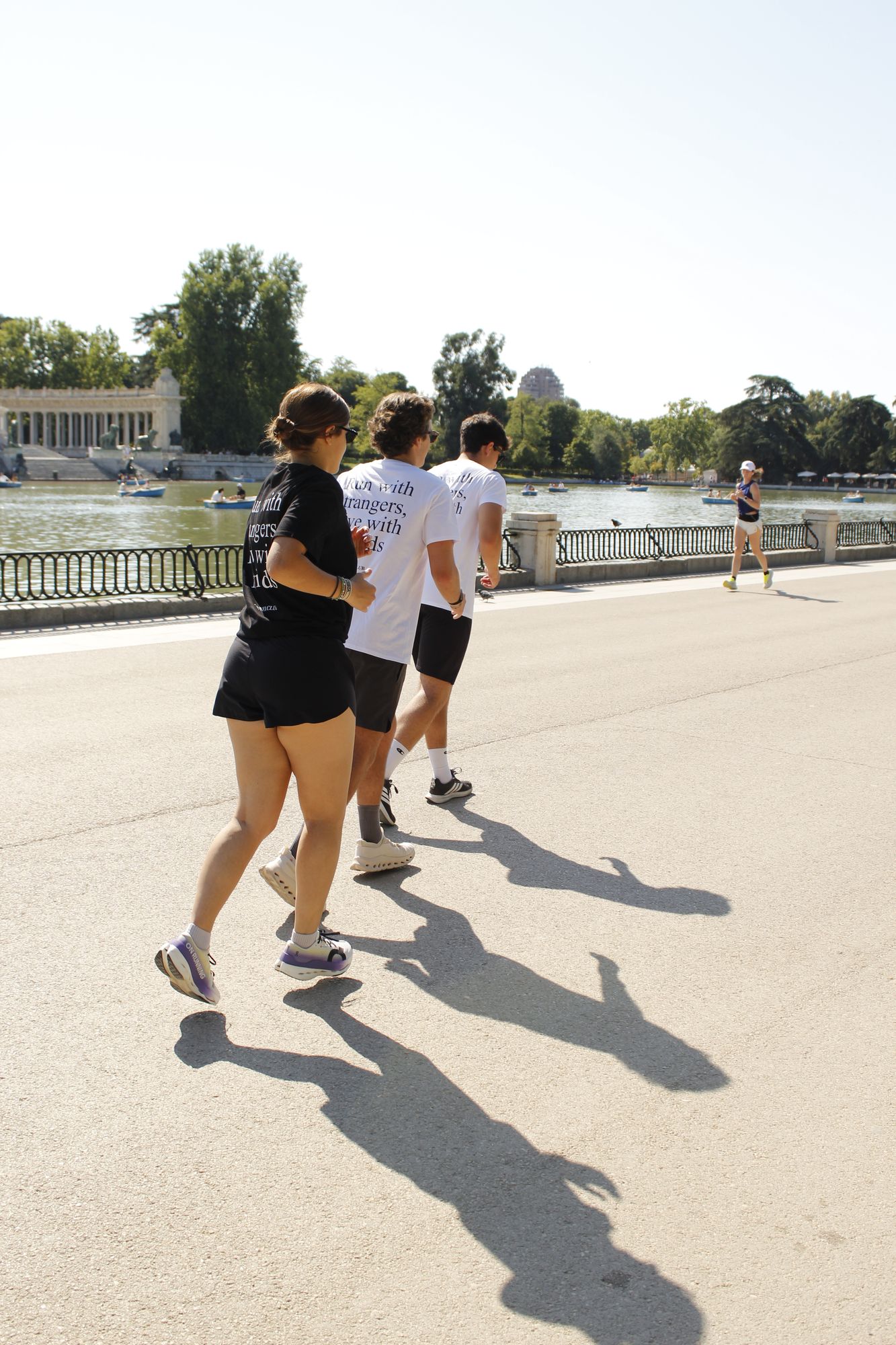 Miembro de Inner Club corriendo, sombra alargada al atardecer