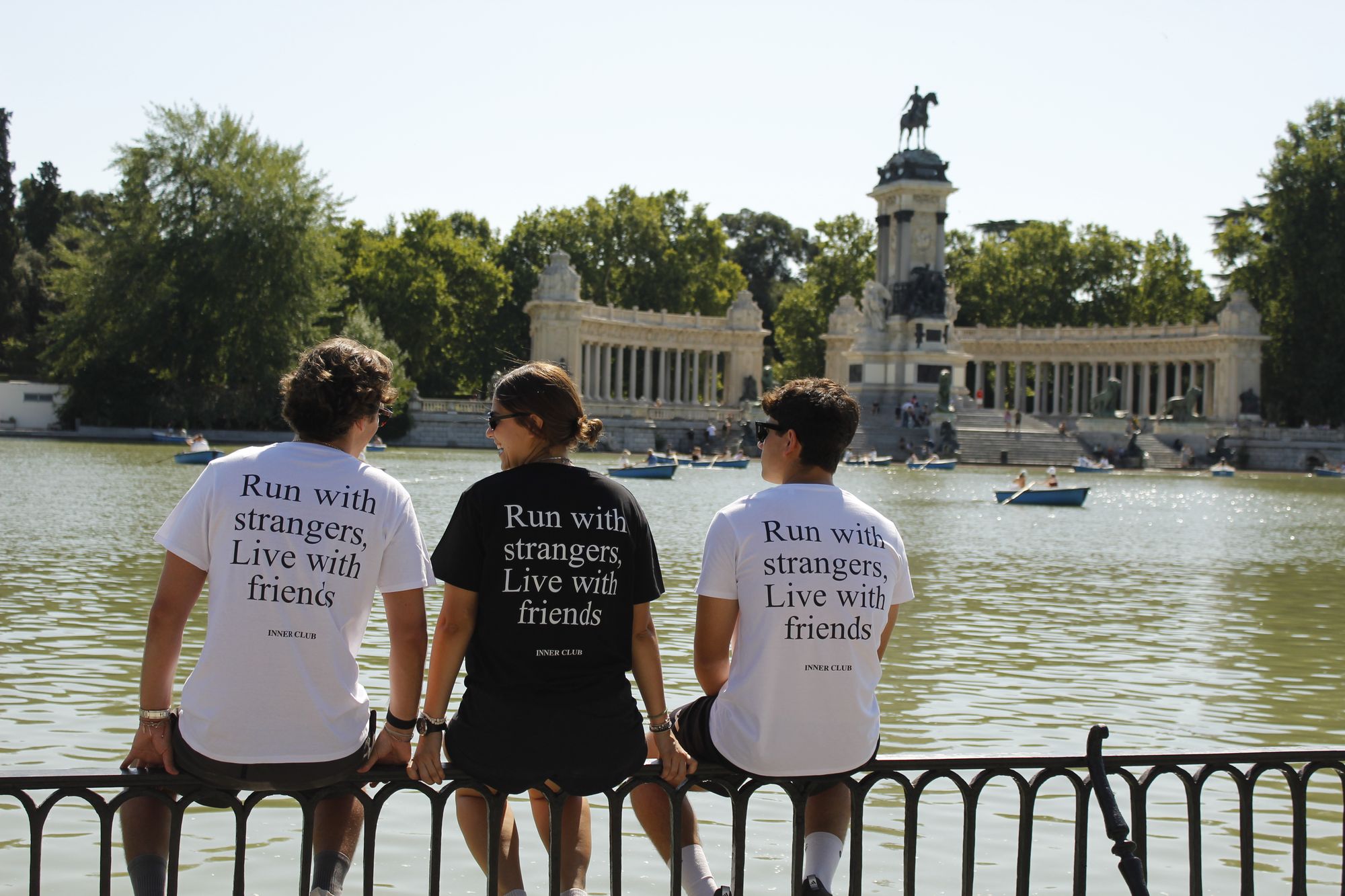 Grupo de Inner Club sentado junto al lago del Retiro