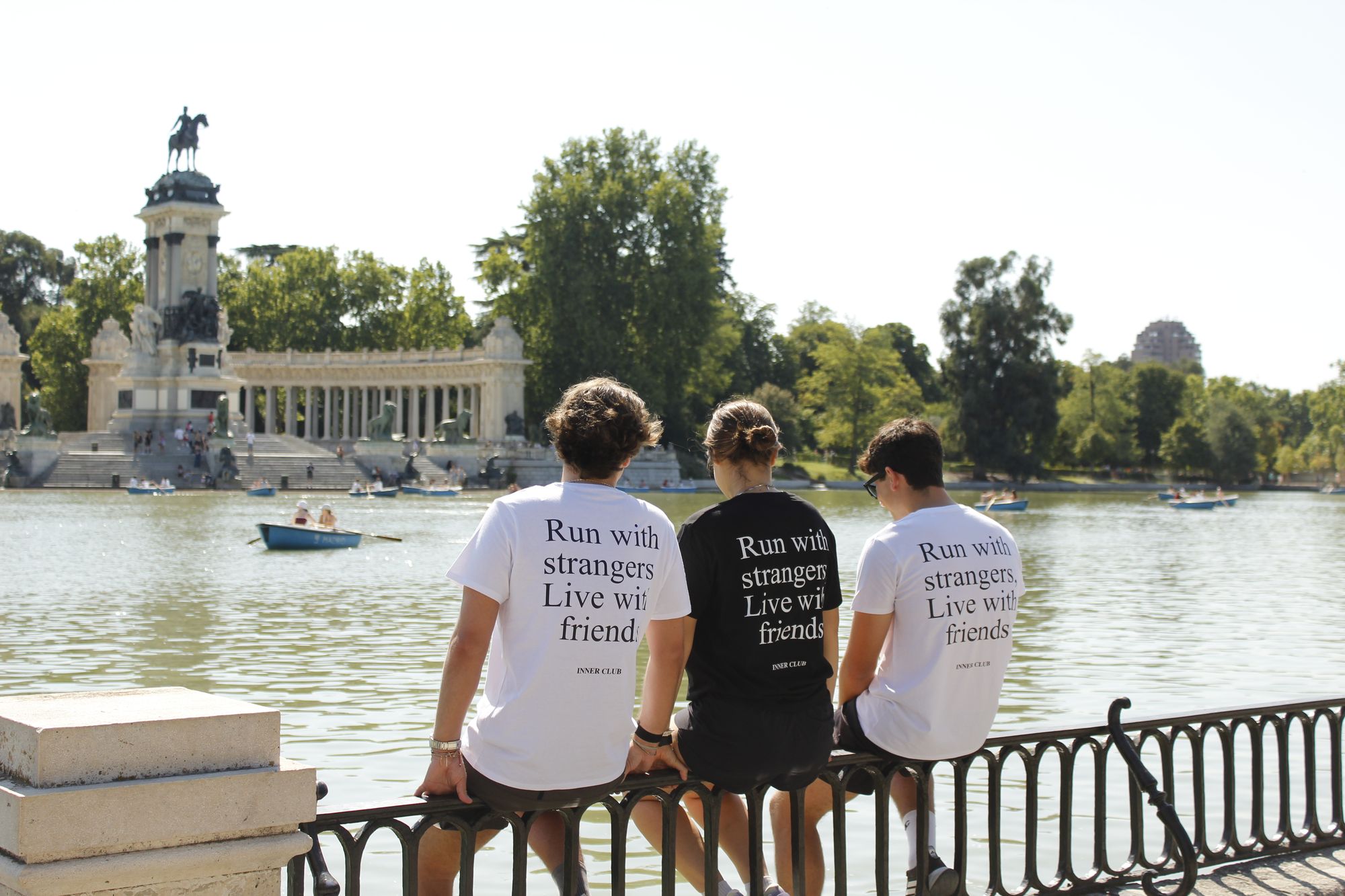 Comunidad de Inner Club reunida frente al Monumento a Alfonso XII en el Retiro